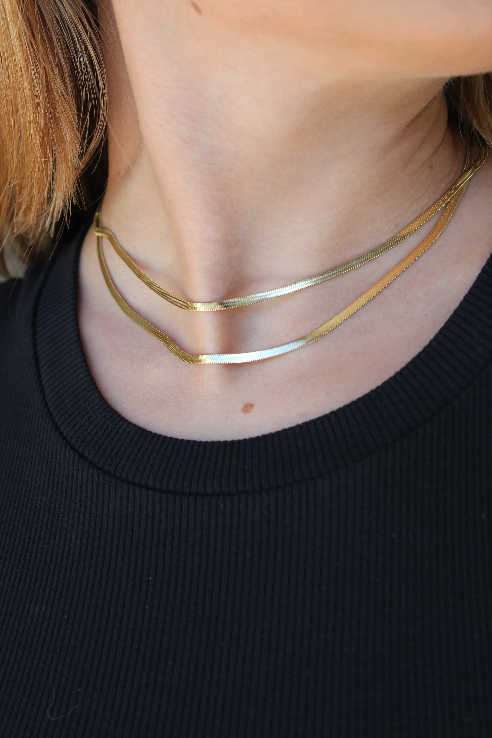 Collier en acier doré inoxydable et pierres naturelles blanches Collier en acier doré inoxydable et pierres naturelles blanches